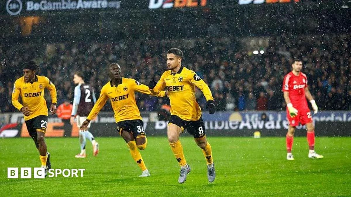 Jugadores de Wolverhampton celebrando un gol en partido Jugadores de Wolverhampton celebrando un gol en partido