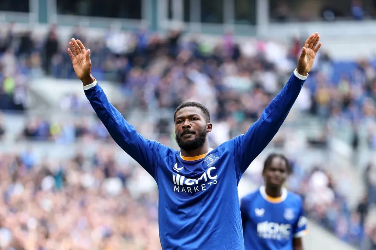 Jugador de Everton celebrando con los aficionados Jugador de Everton celebrando con los aficionados