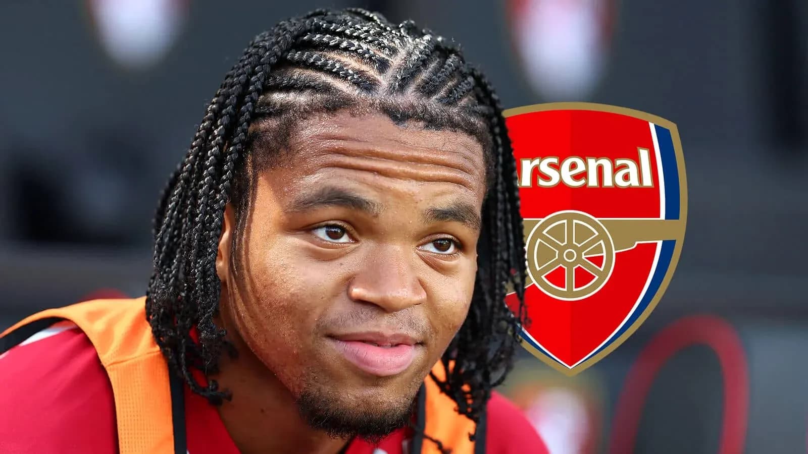 Jugador de Arsenal posando con camiseta roja Jugador de Arsenal posando con camiseta roja