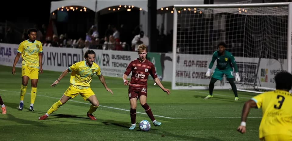 Jugadores compitiendo por el balón en el partido Jugadores compitiendo por el balón en el partido