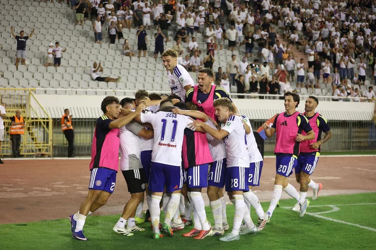 Jugadores de HNK Hajduk celebrando un gol Jugadores de HNK Hajduk celebrando un gol