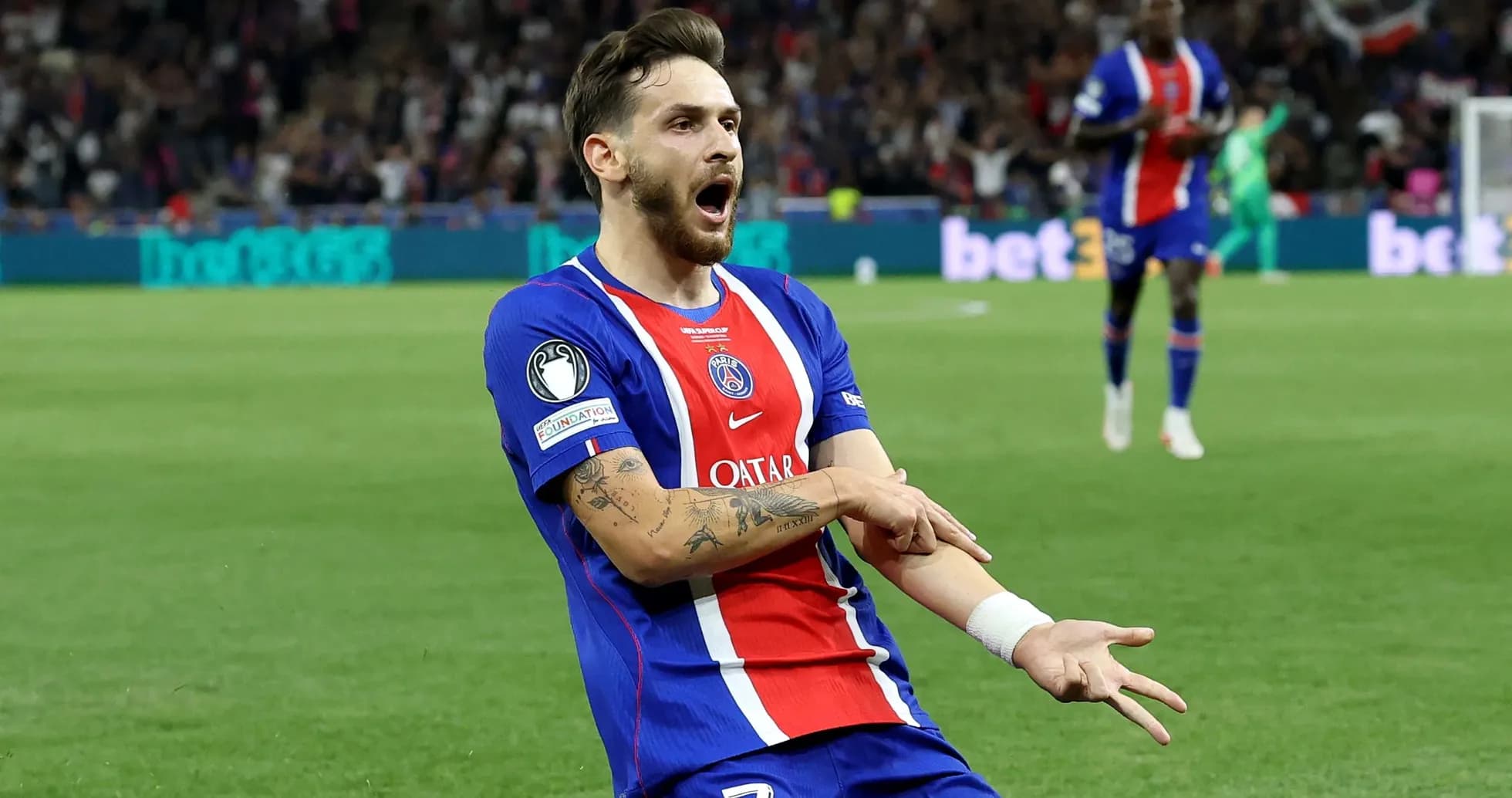Jugador de PSG celebrando un gol en el partido Jugador de PSG celebrando un gol en el partido
