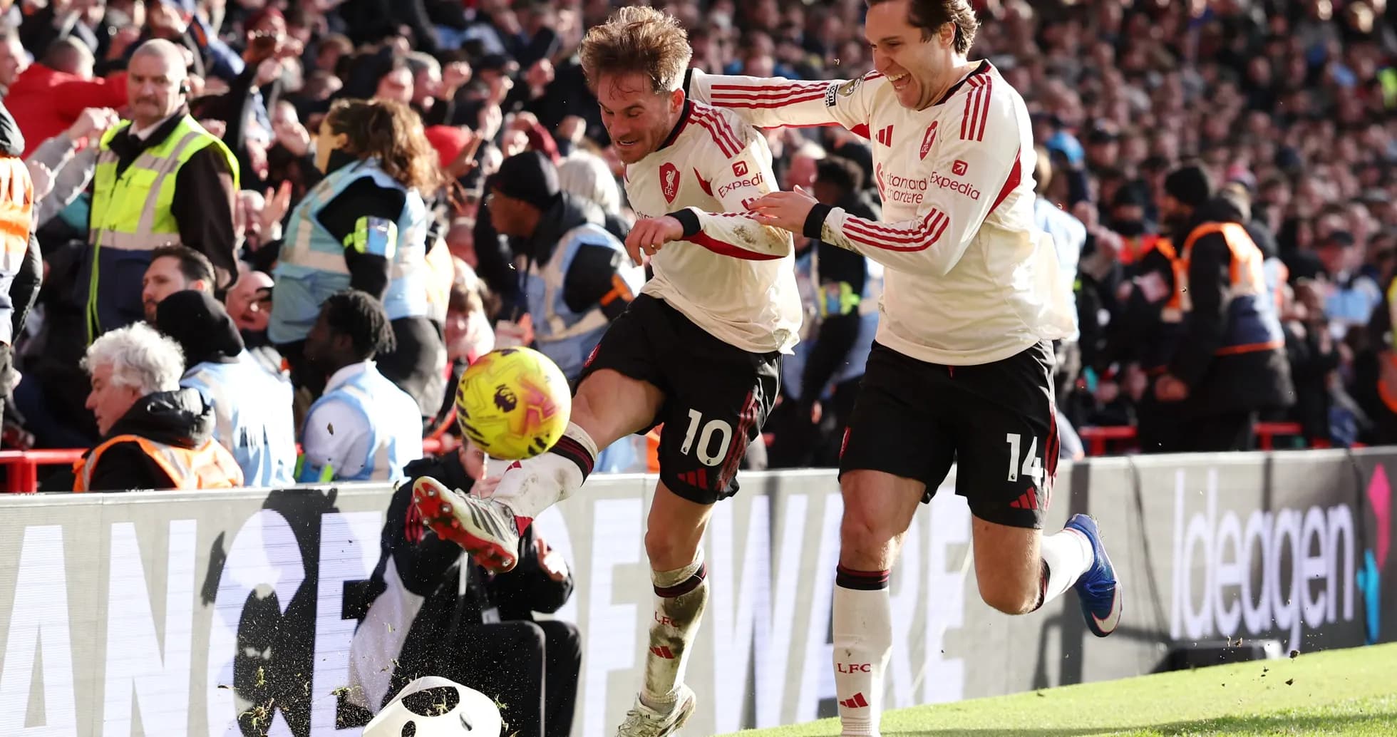 Jugadores de Liverpool celebrando un gol Jugadores de Liverpool celebrando un gol