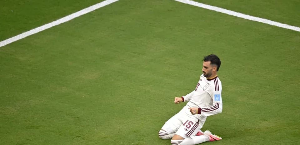 Jugador arrodillado en el campo tras anotar gol Jugador arrodillado en el campo tras anotar gol