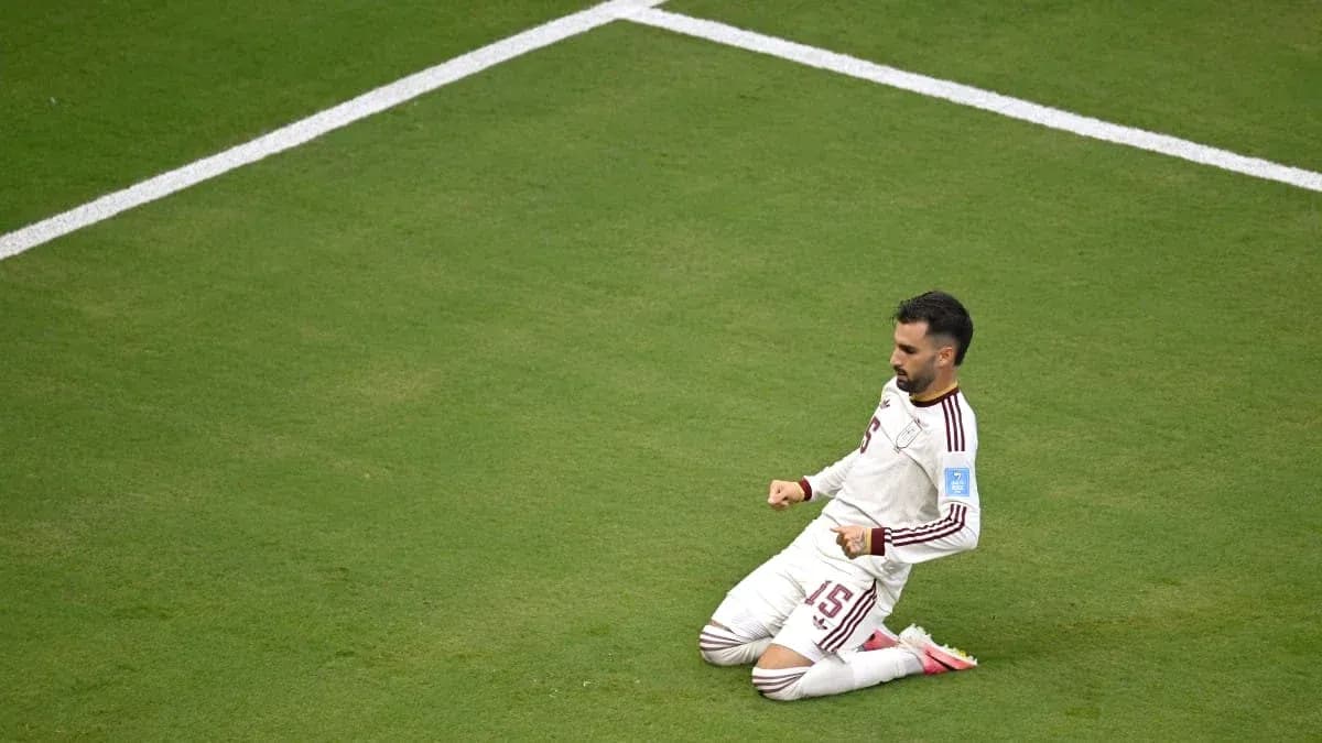 Jugador arrodillado en el campo tras anotar gol Jugador arrodillado en el campo tras anotar gol