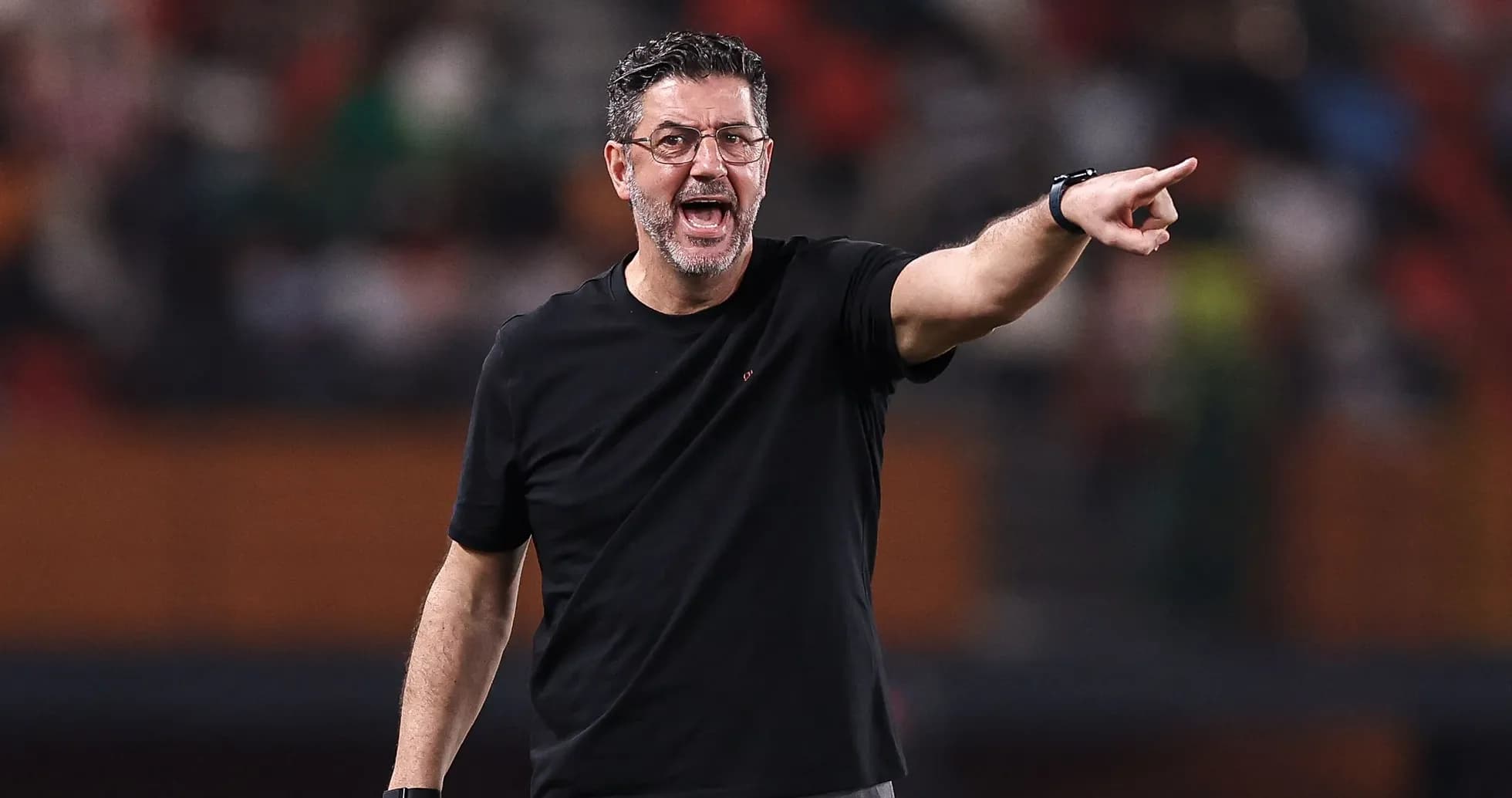 Entrenador dirigiendo a su equipo desde la banda Entrenador dirigiendo a su equipo desde la banda