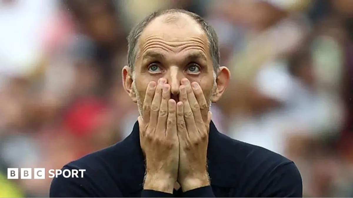 Entrenador con las manos en la cara durante el partido Entrenador con las manos en la cara durante el partido