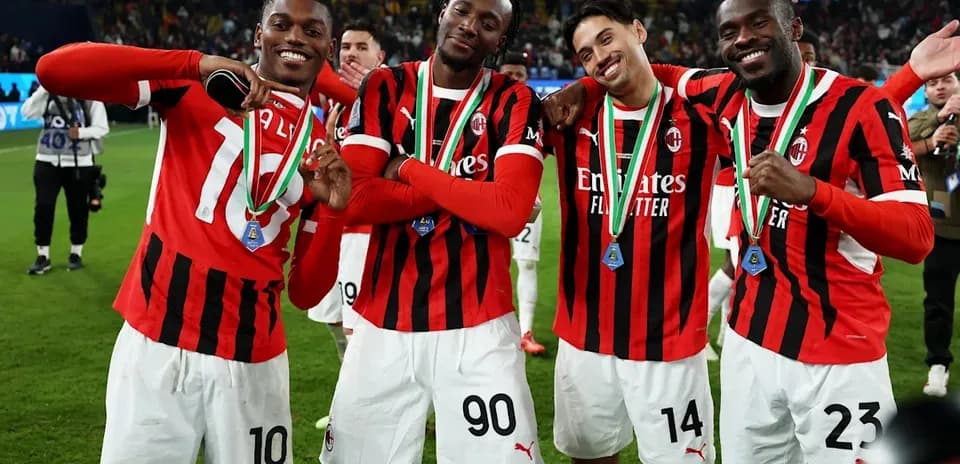 Jugadores de AC Milan posando con medallas Jugadores de AC Milan posando con medallas