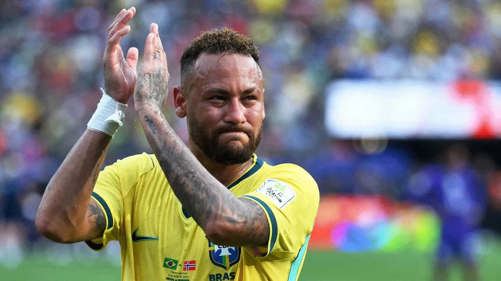 Neymar aplaudiendo a la afición tras el partido Neymar aplaudiendo a la afición tras el partido
