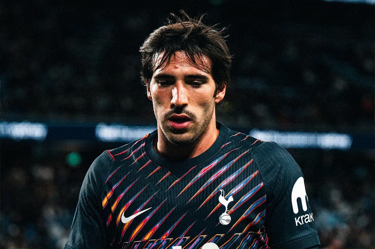 Jugador de Tottenham con camiseta negra en el campo Jugador de Tottenham con camiseta negra en el campo