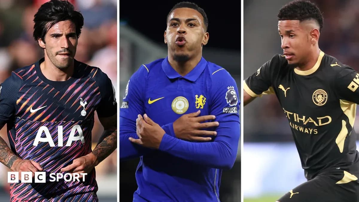 Tres jugadores de fútbol en acción con diferentes camisetas Tres jugadores de fútbol en acción con diferentes camisetas