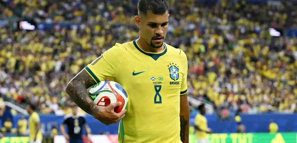Jugador brasileño sosteniendo un balón en el campo Jugador brasileño sosteniendo un balón en el campo