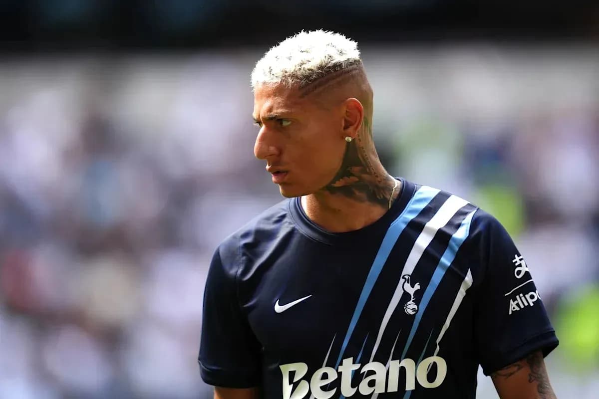 Jugador de Tottenham en camiseta durante el partido Jugador de Tottenham en camiseta durante el partido