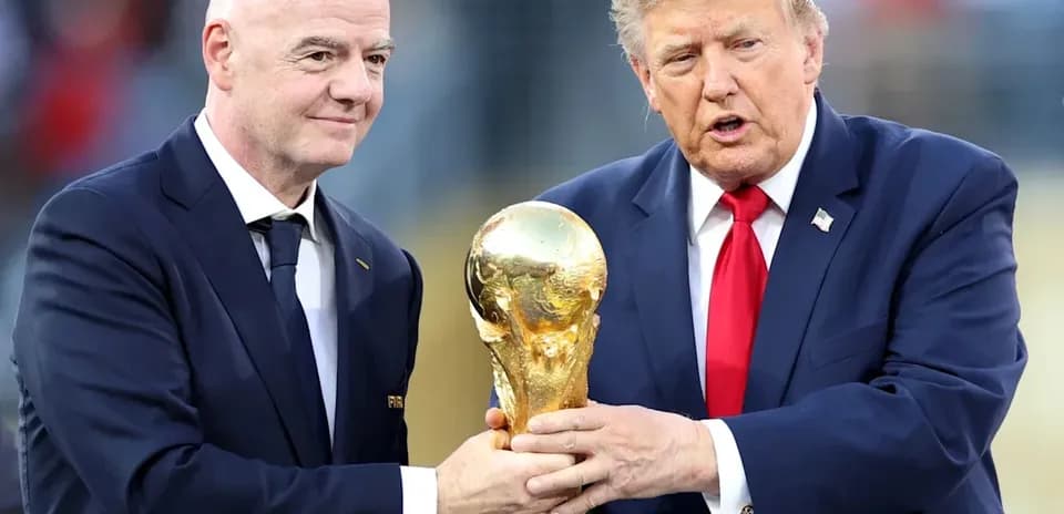 Gianni Infantino y Donald Trump sosteniendo la Copa del Mundo Gianni Infantino y Donald Trump sosteniendo la Copa del Mundo