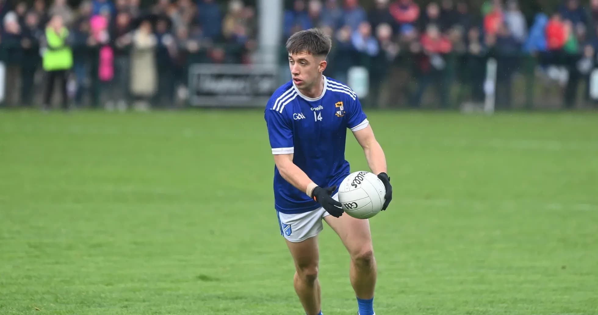 Jugador sosteniendo el balón en el campo de juego Jugador sosteniendo el balón en el campo de juego