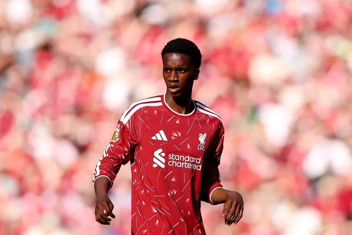 Jugador de Liverpool en el campo durante el partido Jugador de Liverpool en el campo durante el partido