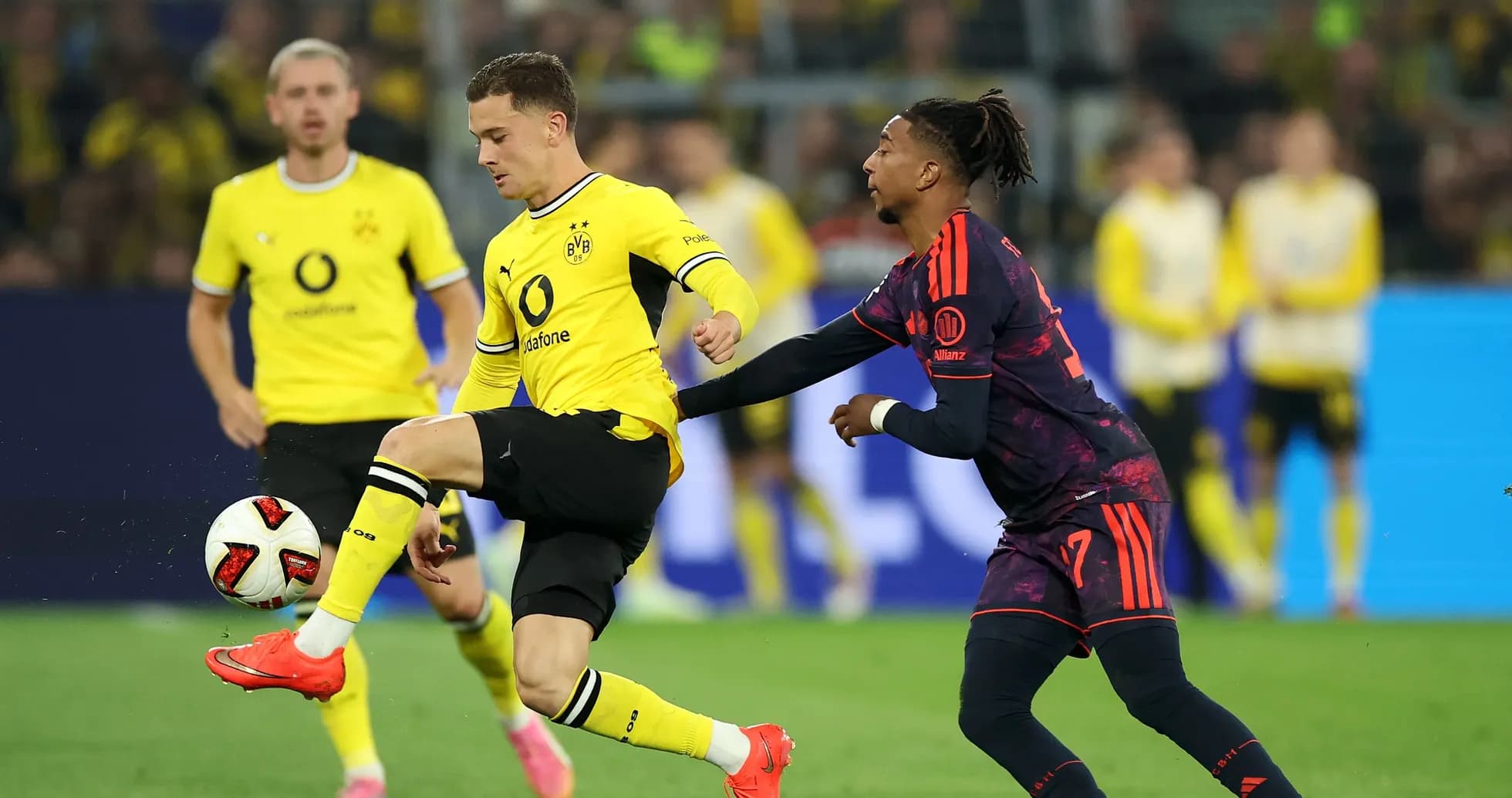 Jugador de Borussia Dortmund controlando el balón en partido Jugador de Borussia Dortmund controlando el balón en partido