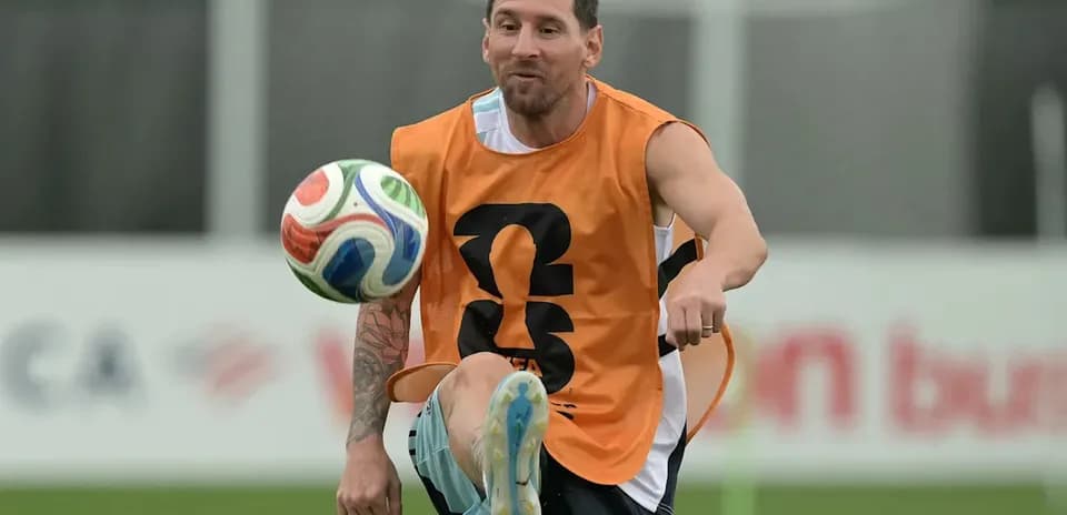 Jugador entrenando y controlando el balón en práctica Jugador entrenando y controlando el balón en práctica