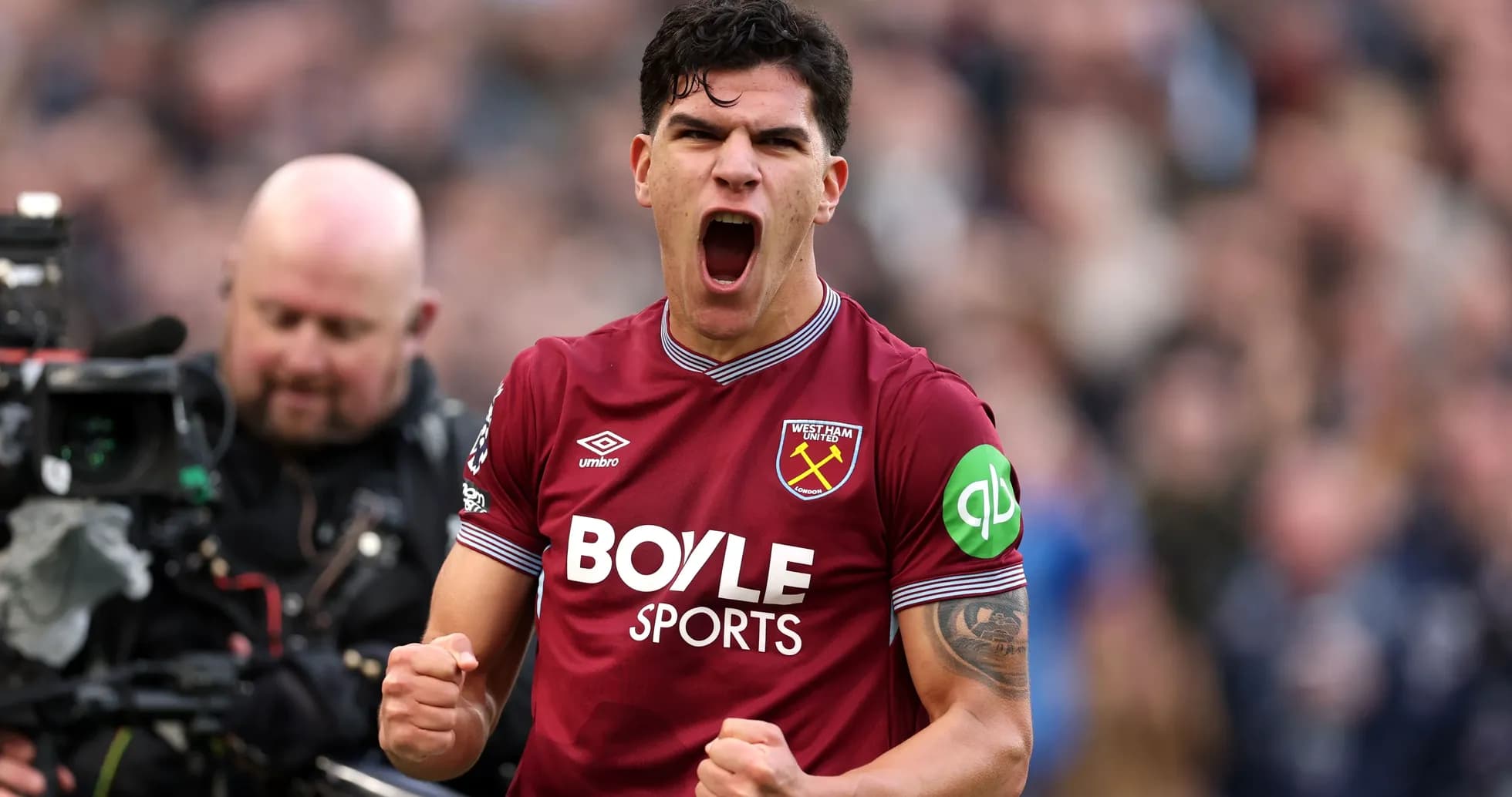 Jugador de West Ham United celebrando con entusiasmo Jugador de West Ham United celebrando con entusiasmo