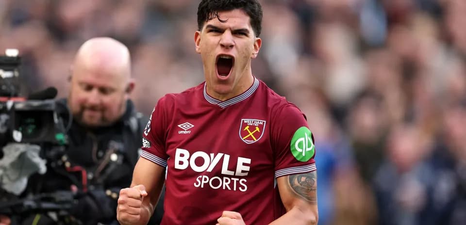 Jugador de West Ham United celebrando con entusiasmo Jugador de West Ham United celebrando con entusiasmo