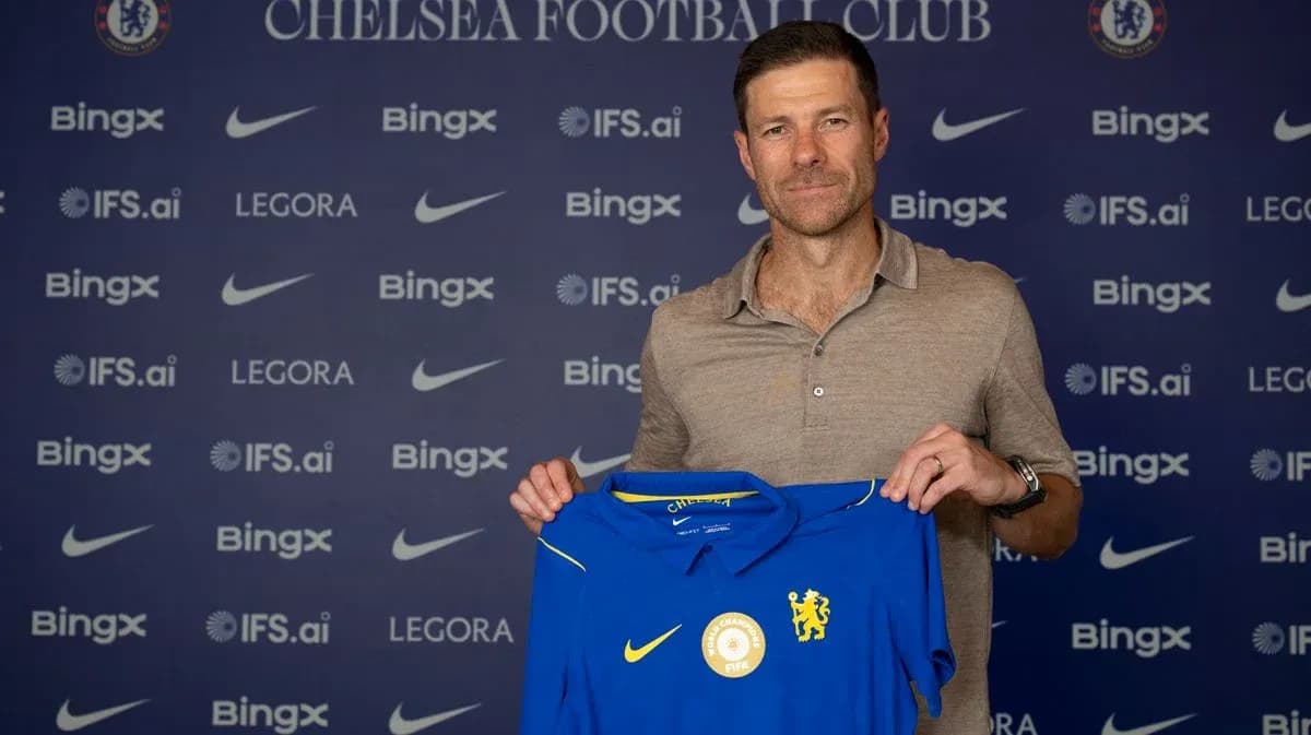 Nuevo entrenador presenta camiseta del Chelsea Football Club Nuevo entrenador presenta camiseta del Chelsea Football Club