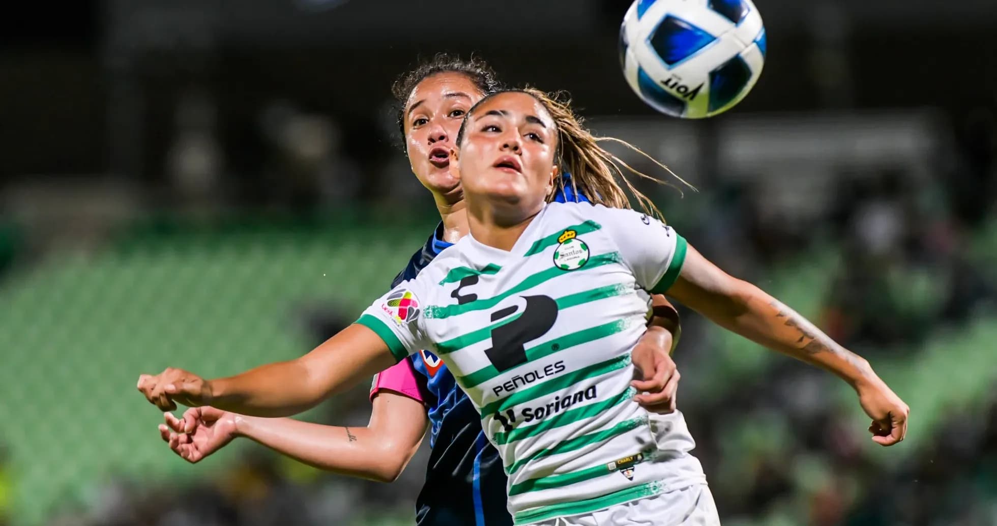 Jugadoras de Santos Laguna y Cruz Azul en acción Jugadoras de Santos Laguna y Cruz Azul en acción
