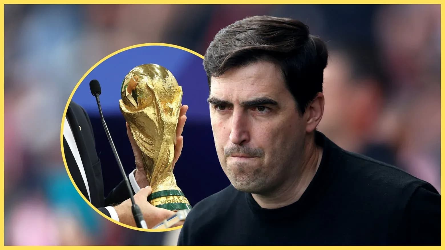 Entrenador con expresión seria y trofeo de Mundial Entrenador con expresión seria y trofeo de Mundial