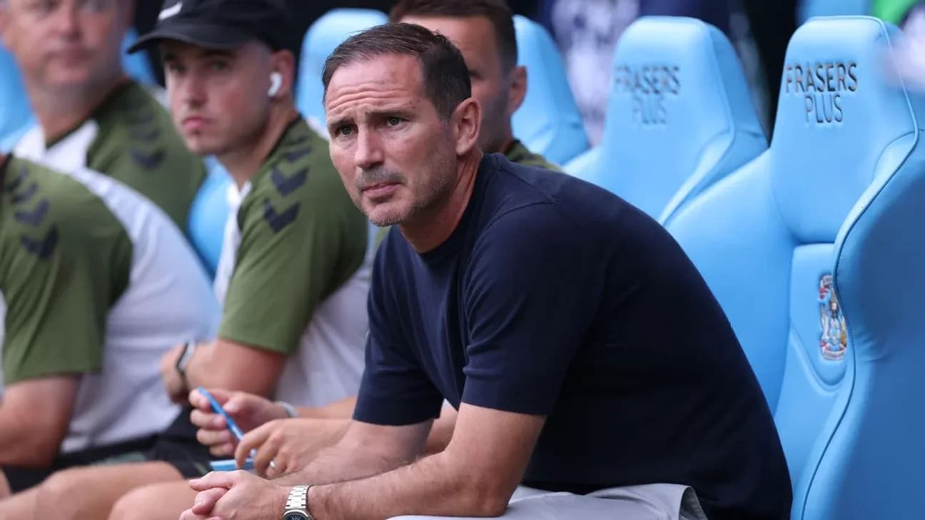 Entrenador observando desde el banquillo durante el partido Entrenador observando desde el banquillo durante el partido