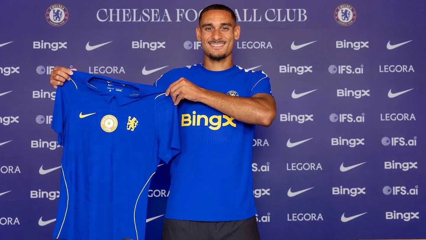 Jugador sosteniendo camiseta de Chelsea en presentación Jugador sosteniendo camiseta de Chelsea en presentación