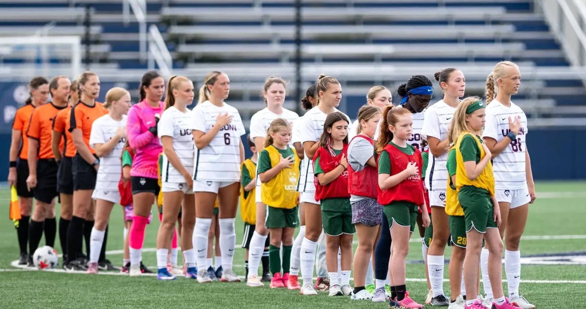 Jugadoras de UConn y árbitros alineados para el himno Jugadoras de UConn y árbitros alineados para el himno