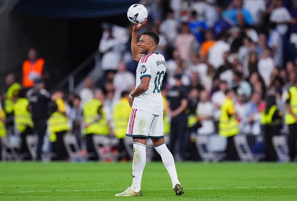 Jugador de Real Madrid levantando el balón Jugador de Real Madrid levantando el balón