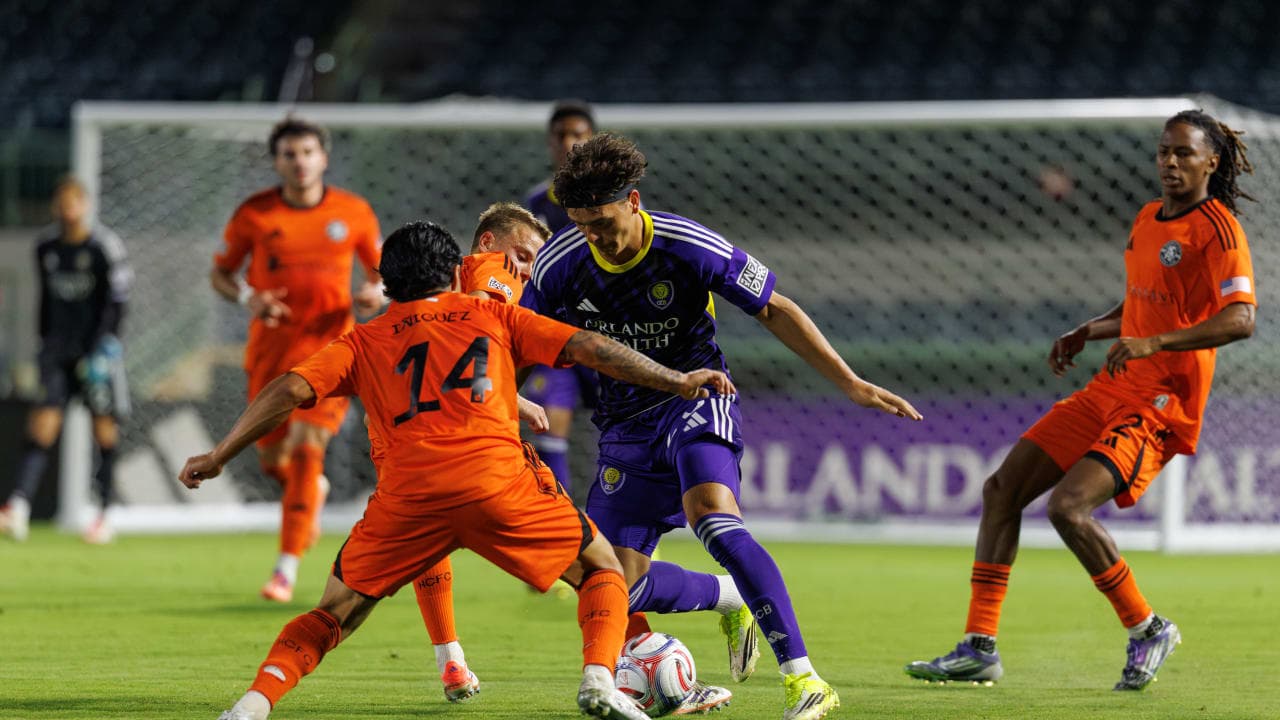 Jugador de Orlando City II driblando a rival Jugador de Orlando City II driblando a rival