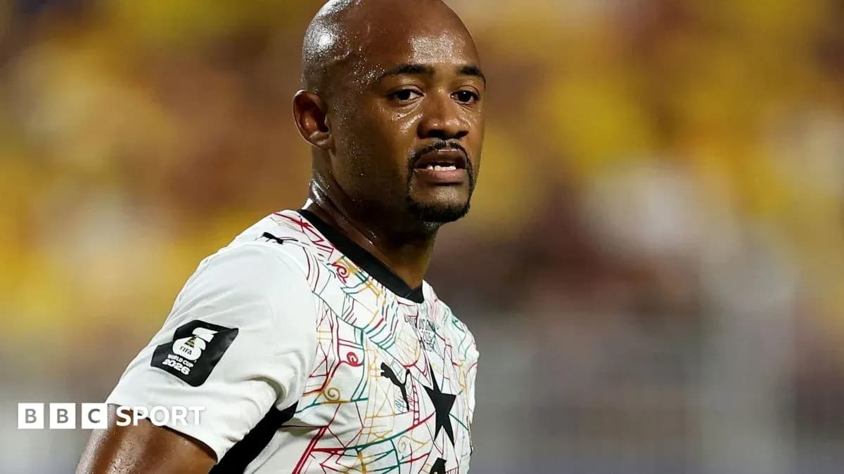 Jugador de fútbol con camiseta de Ghana en el campo Jugador de fútbol con camiseta de Ghana en el campo
