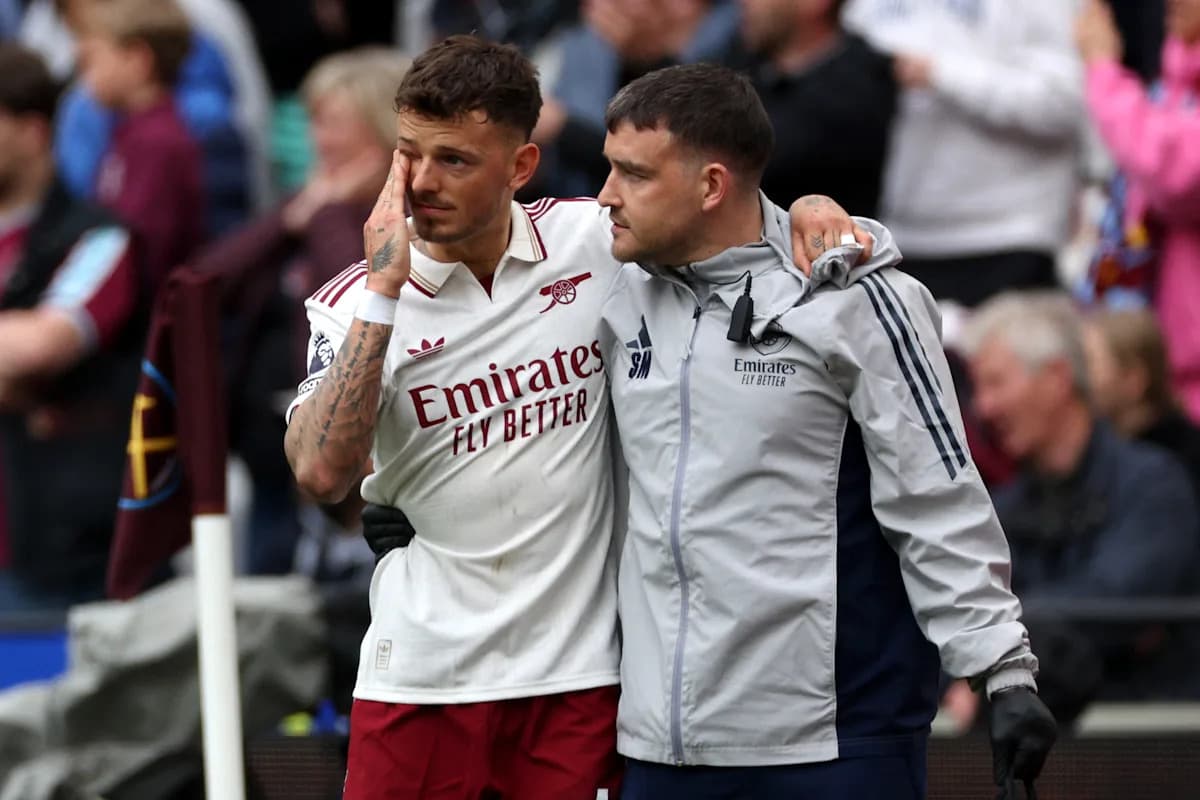 Jugador de Arsenal siendo ayudado por el personal médico Jugador de Arsenal siendo ayudado por el personal médico