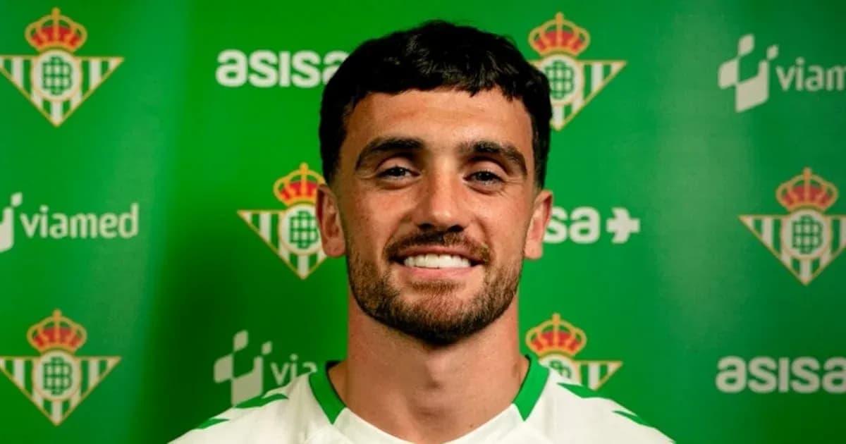Jugador posando frente a fondo del Real Betis Jugador posando frente a fondo del Real Betis