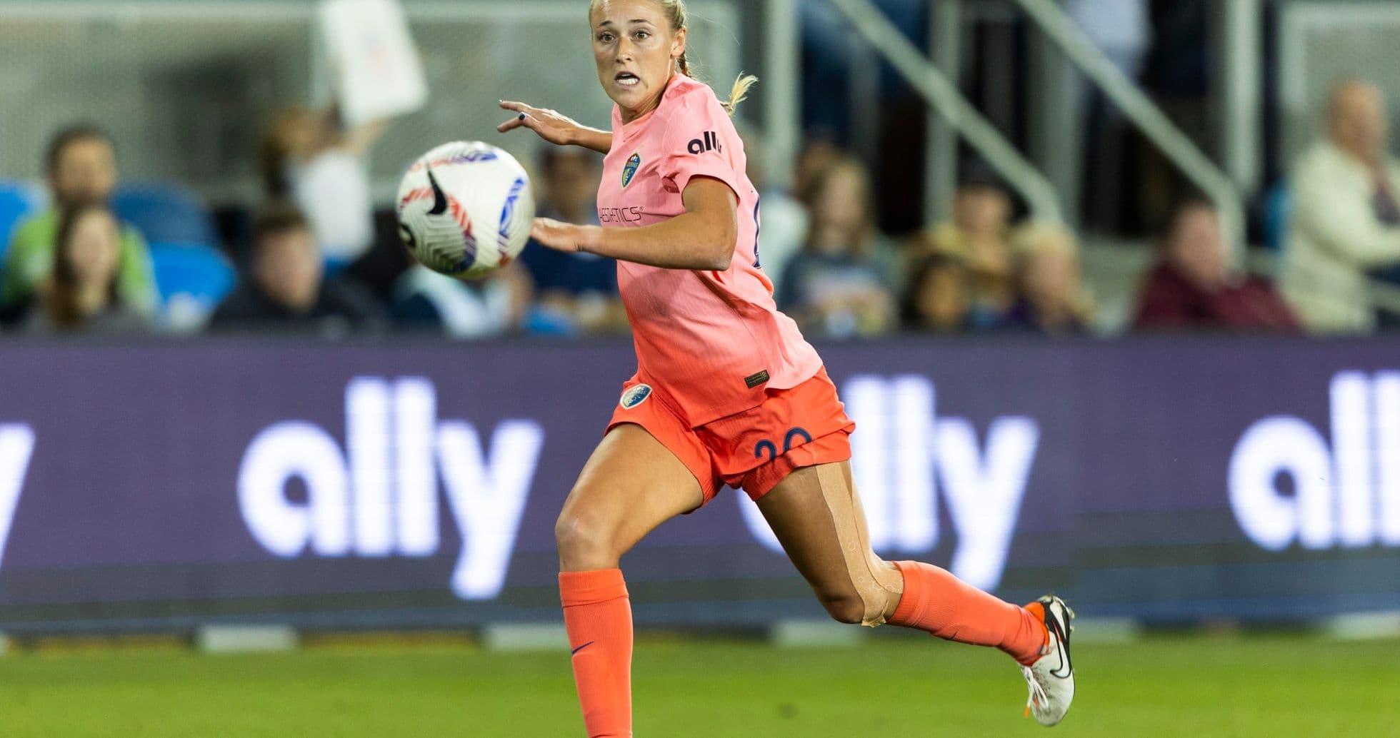 Jugadora del North Carolina Courage corriendo con el balón Jugadora del North Carolina Courage corriendo con el balón