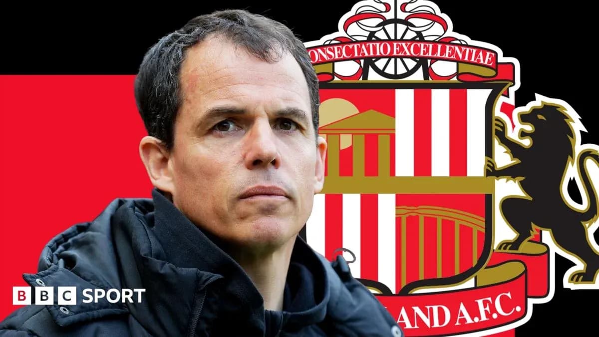 Entrenador de Sunderland con escudo del club detrás Entrenador de Sunderland con escudo del club detrás