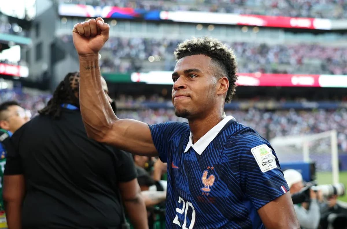 Jugador de Francia levantando el puño tras partido Jugador de Francia levantando el puño tras partido