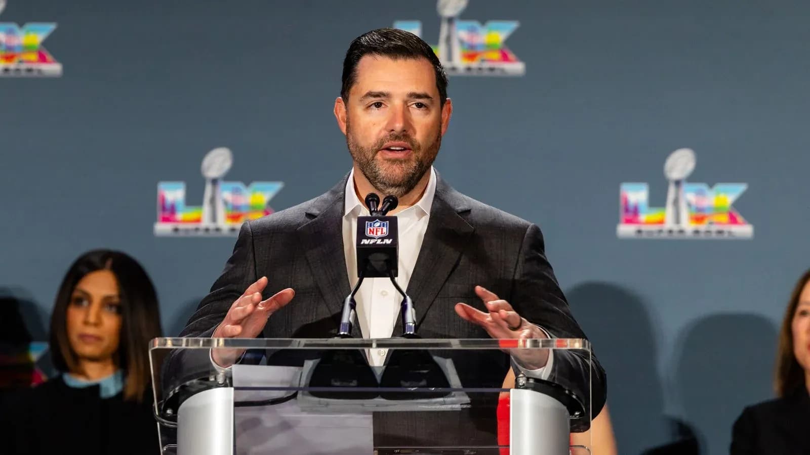 Representante hablando en conferencia de prensa NFL Representante hablando en conferencia de prensa NFL