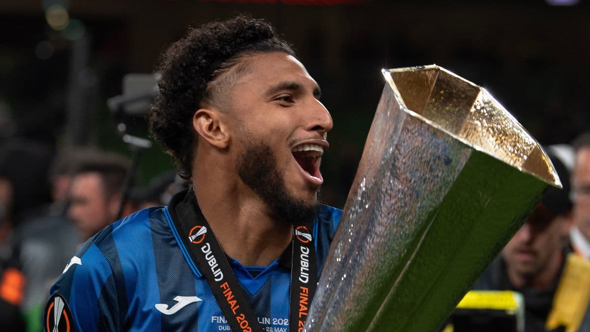 Jugador celebrando con trofeo de la Europa League Jugador celebrando con trofeo de la Europa League