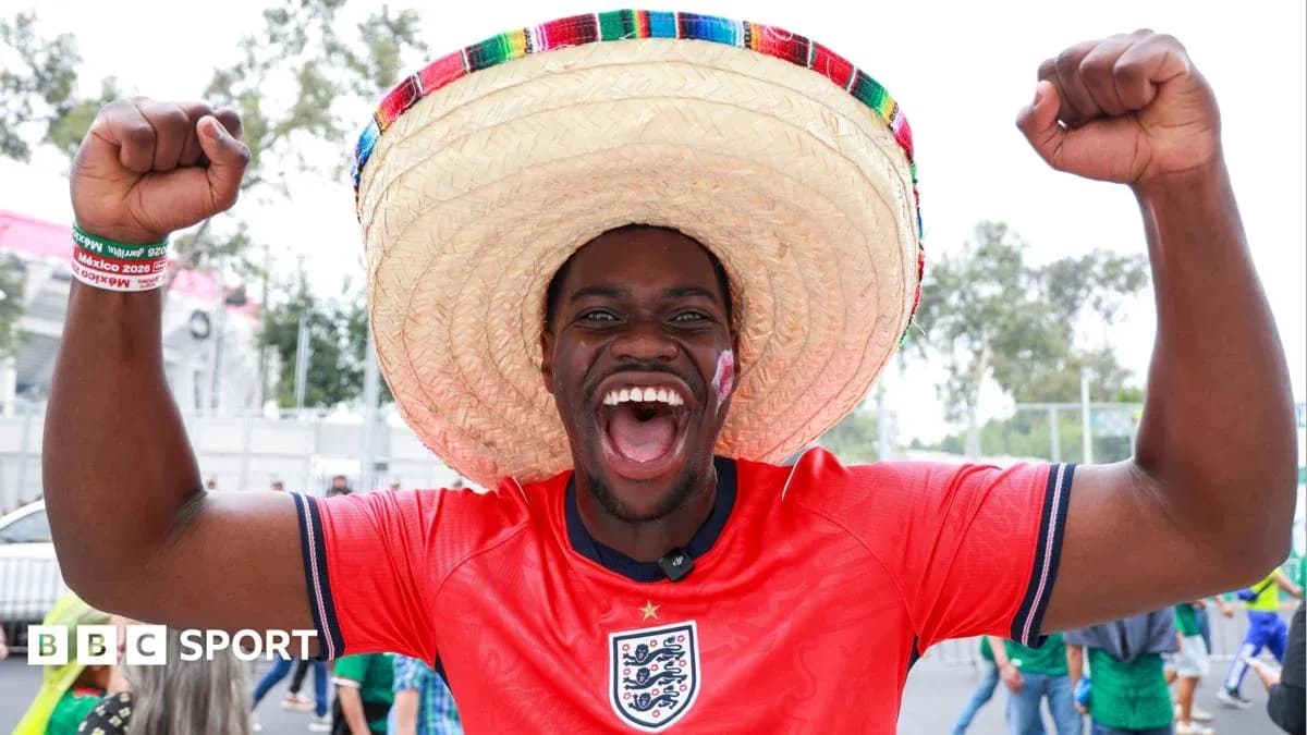 Afanoso aficionado con sombrero en evento deportivo Afanoso aficionado con sombrero en evento deportivo