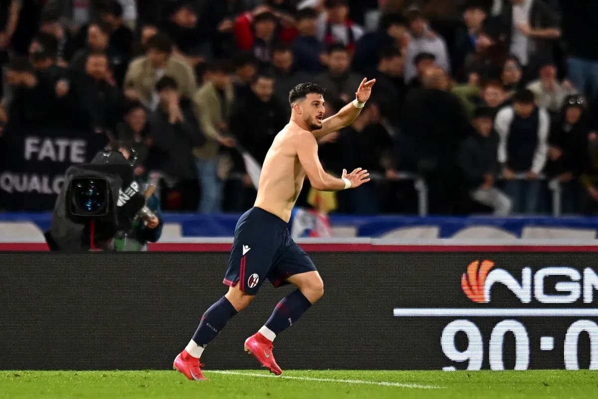 Jugador de Bologna celebra un gol en el partido Jugador de Bologna celebra un gol en el partido