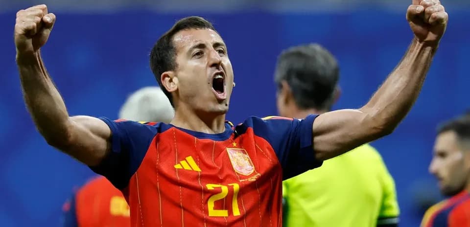 Jugador de España celebrando con los brazos en alto Jugador de España celebrando con los brazos en alto