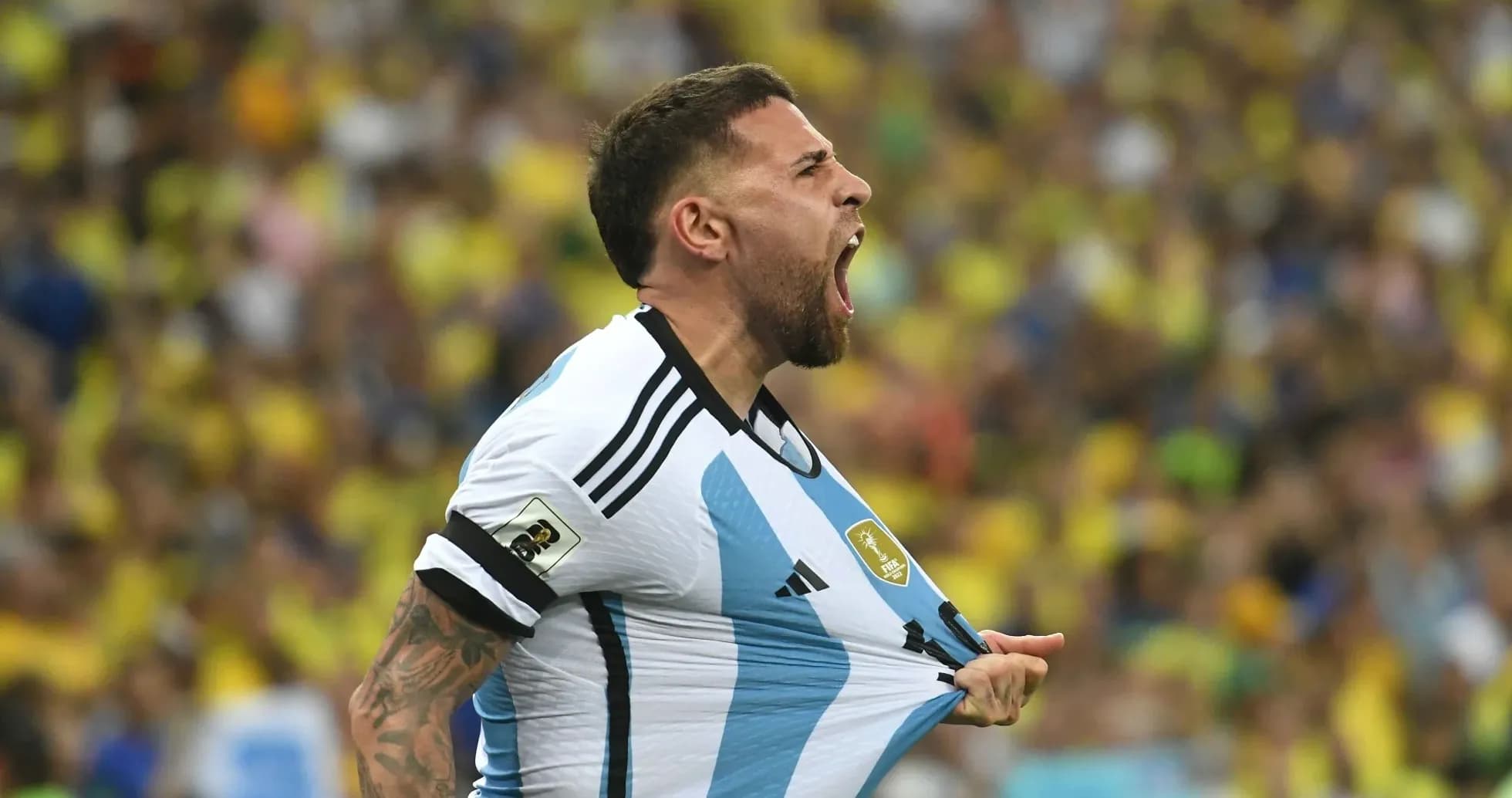 Jugador argentino gritando y levantando su camiseta Jugador argentino gritando y levantando su camiseta