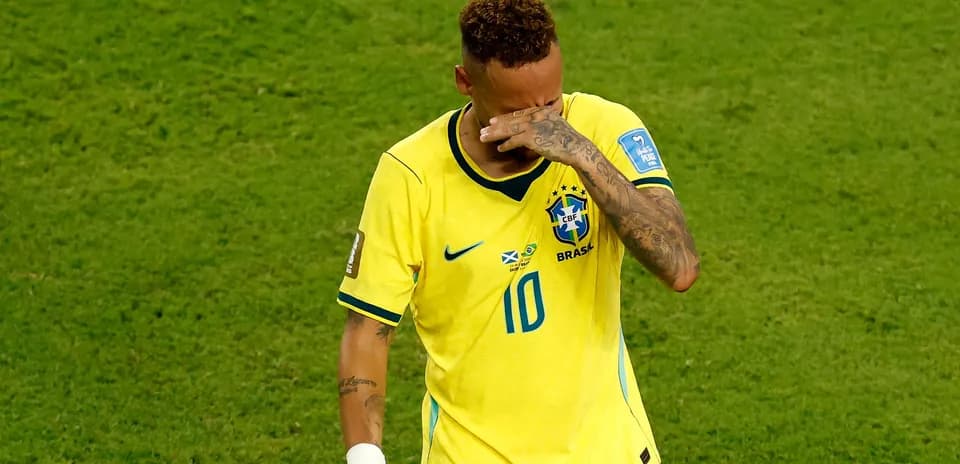 Jugador de Brasil con camiseta amarilla durante partido Jugador de Brasil con camiseta amarilla durante partido