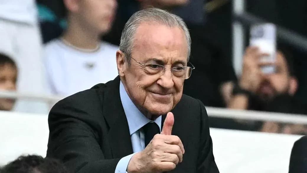 Hombre dando un pulgar arriba en el estadio Hombre dando un pulgar arriba en el estadio