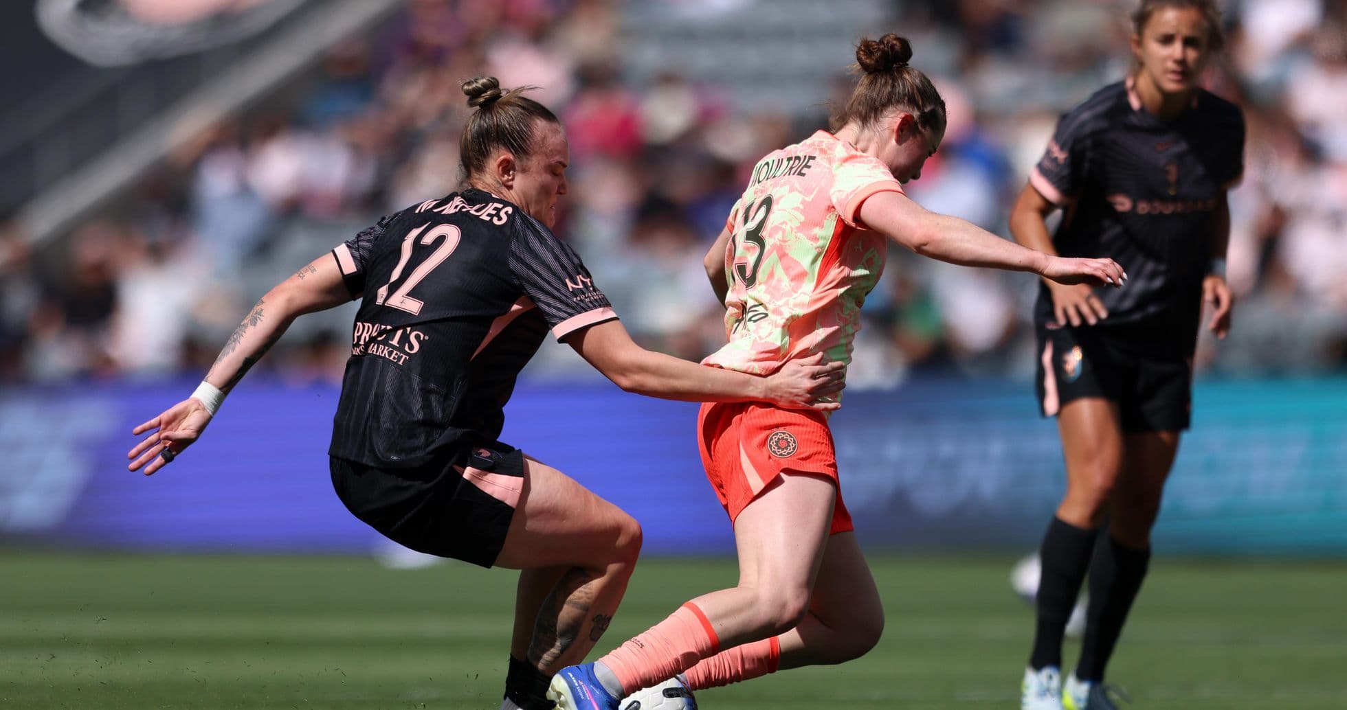 Jugadora del Portland Thorns en acción Jugadora del Portland Thorns en acción