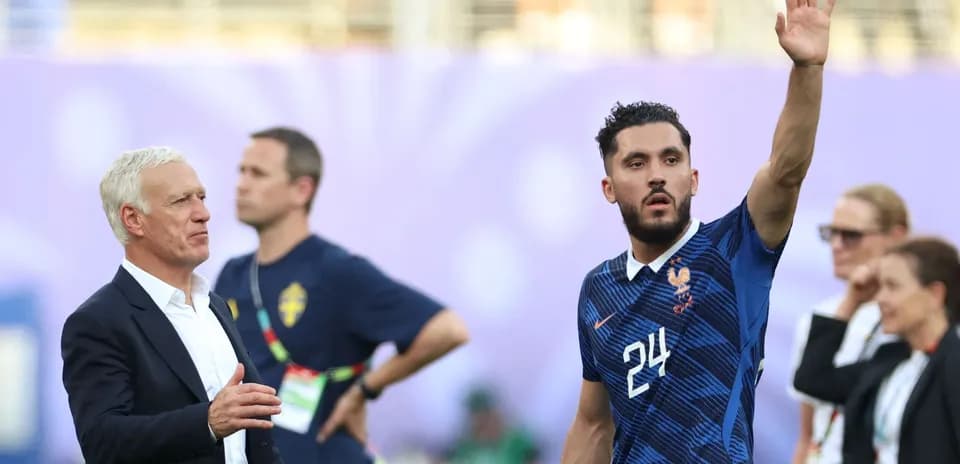 Jugador de Francia saludando al entrenador durante partido Jugador de Francia saludando al entrenador durante partido