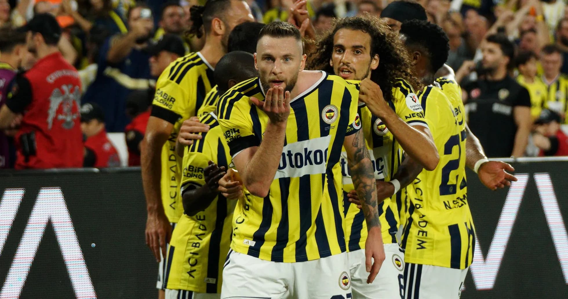 Jugadores de Fenerbahçe celebrando un gol juntos Jugadores de Fenerbahçe celebrando un gol juntos