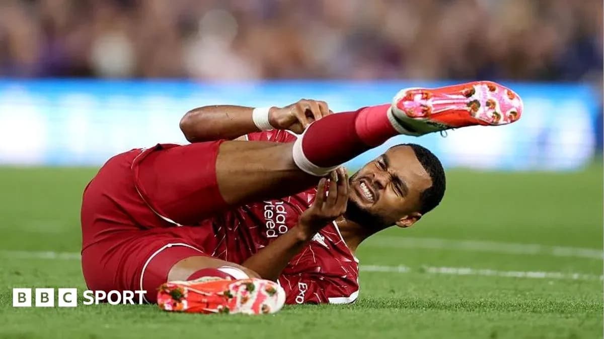 Jugador de Liverpool con lesión en el campo Jugador de Liverpool con lesión en el campo
